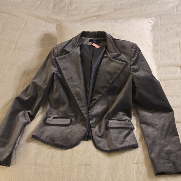 Sophisticated Gray Cropped Blazer with Tailored Silhouette - Picture 1 of 13